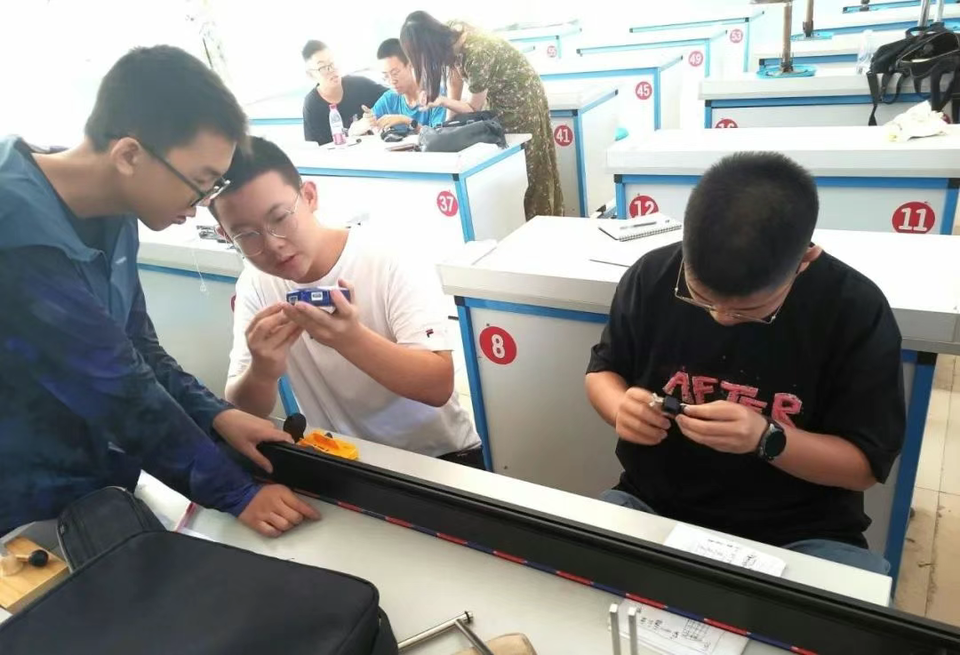 应用市场下, 加比赛