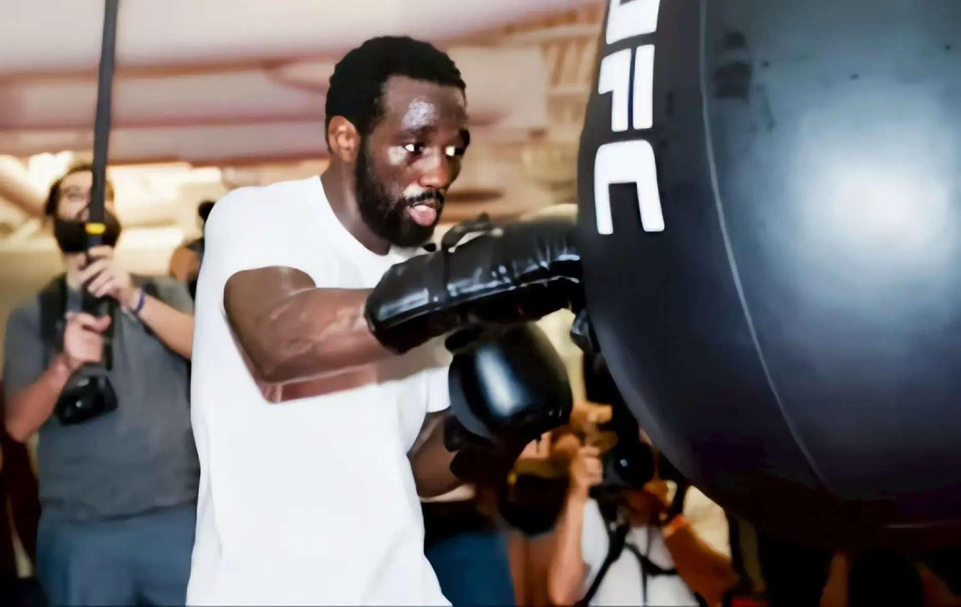 我的肩膀受, 德比较熟悉